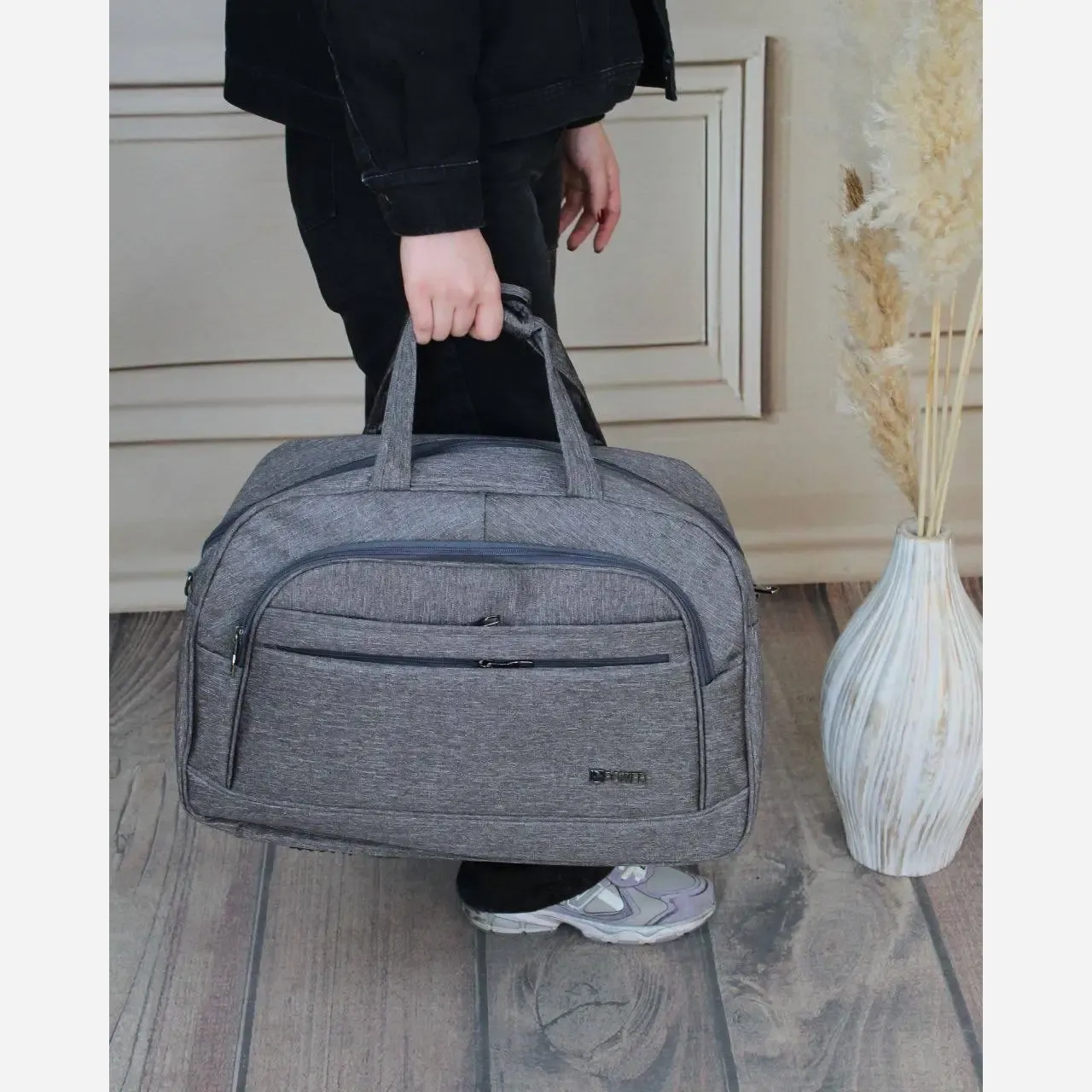 ساک دستی پارچه ای اسپرت و رسمی با بند بلند و سه جیب بیرونی ابعاد 54 در 45 در 8 سانتیمتر