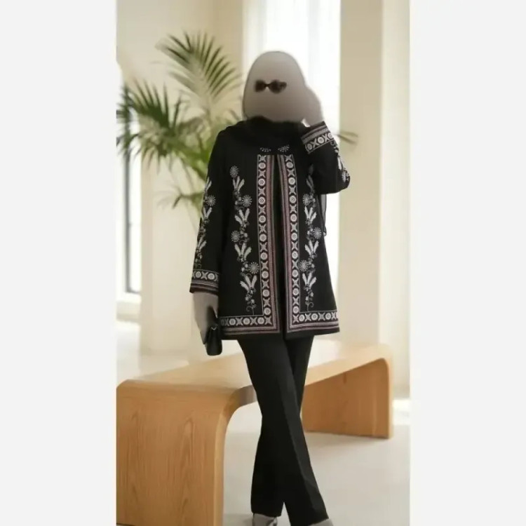 مانتو مزونی گلدوزی مدل گلسان مشکی پارچه مازراتی نخ توییست سایز بزرگ